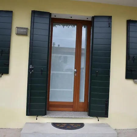 Comfy 2 Bedrooms And Free Parking - Quite Area