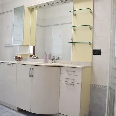 Lejlighed Comfy 2 Bedrooms And Free Parking - Quite Area *