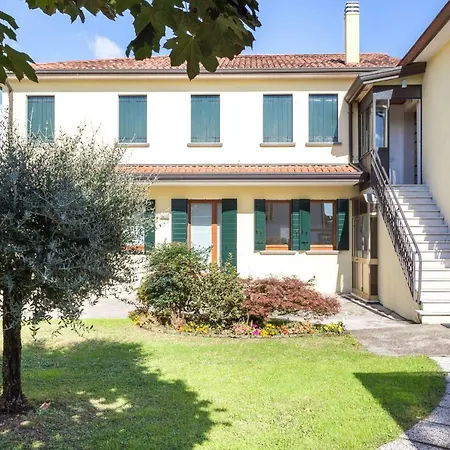 Comfy 2 Bedrooms And Free Parking - Quite Area