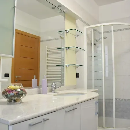 Comfy 2 Bedrooms And Free Parking - Quite Area *